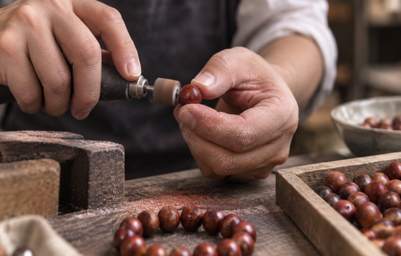 Wood vs. stone bracelets: which one is right for you?